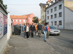 Jiřinka se rázným krokem ujala vedení vycházky.